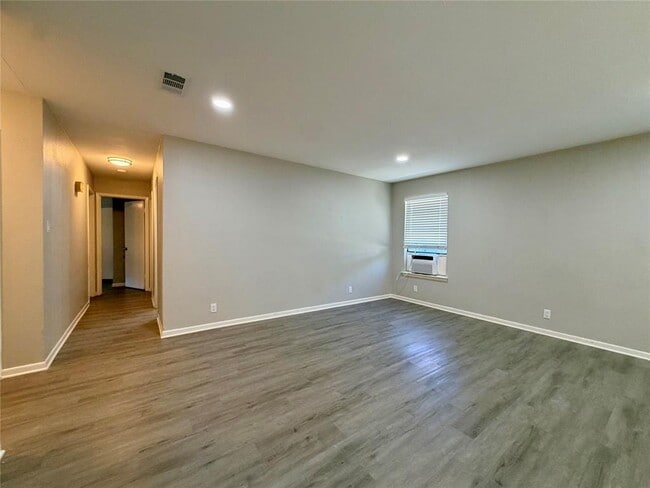 Building Photo - 1403 Long Branch Dr