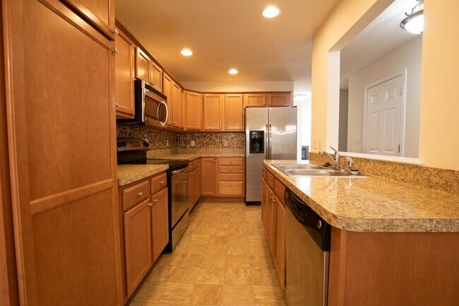 Foto del edificio - Spacious 3BR Townhome in Harrisburg – First-floor primary bedroom, Garage & Deck!