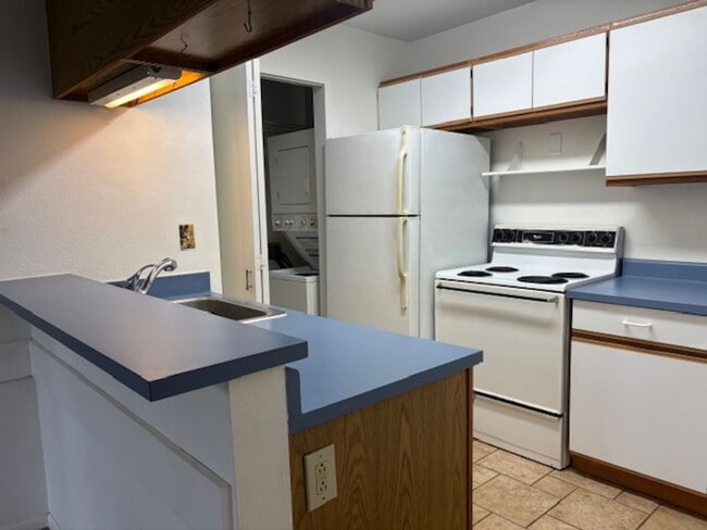 Building Photo - Affordable 1 Bedroom/ 1Bath Condo in Gated Community