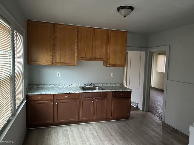 Foto del edificio - 3 br, 1.5 bath House - 11227 College St