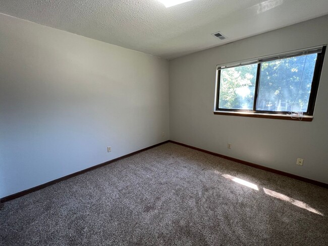 Foto del edificio - 4 bed 2 bath Centrally Located - Near Aggi...