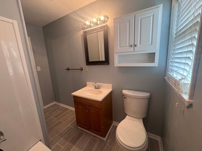 Building Photo - 908 Rochester Dr