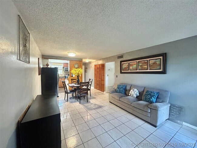 Foto del edificio - 6100 Forest Hill Blvd