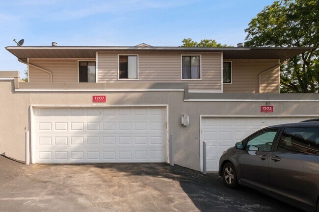 Building Photo - Updated 2 Br/ 2.5 Ba TH w/2 CG, and Privat...