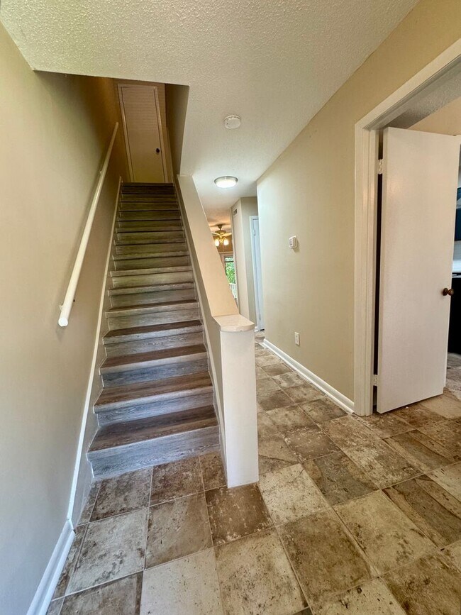 Foto del edificio - 2-bedroom townhouse in the Oaks!