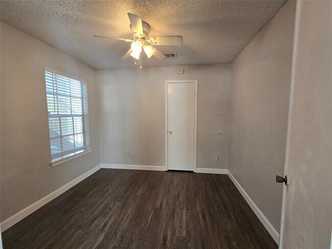 Foto del edificio - 4304 Duval Rd