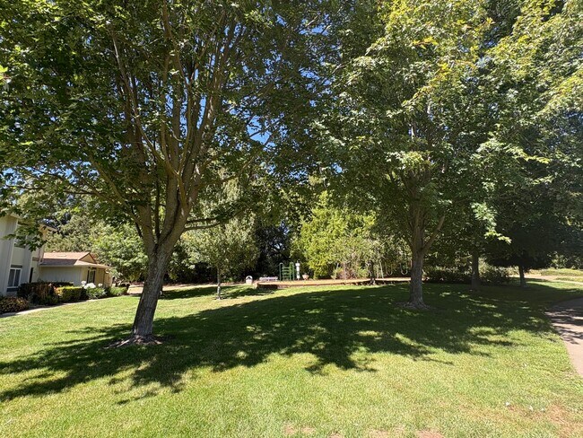 Foto del edificio - Gorgeous 3bd/1.5ba Parkhaven end-unit