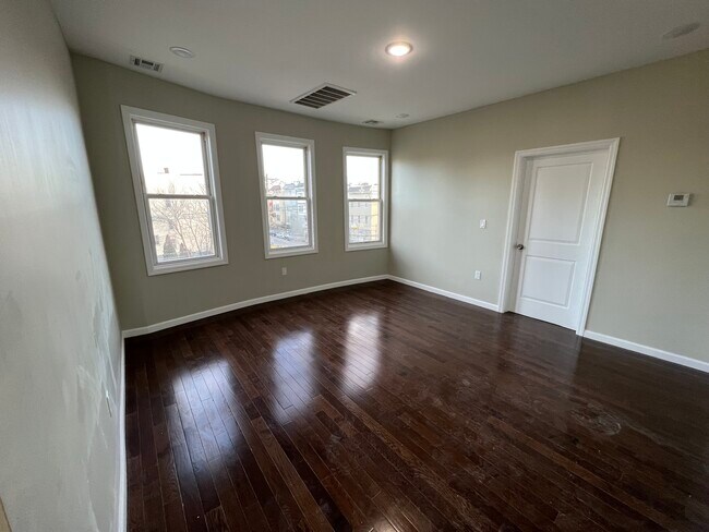 Unit 1 - 445 Avon Ave