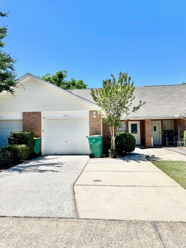Foto principal - Nice 3 Bedroom FWB Townhome For Rent!