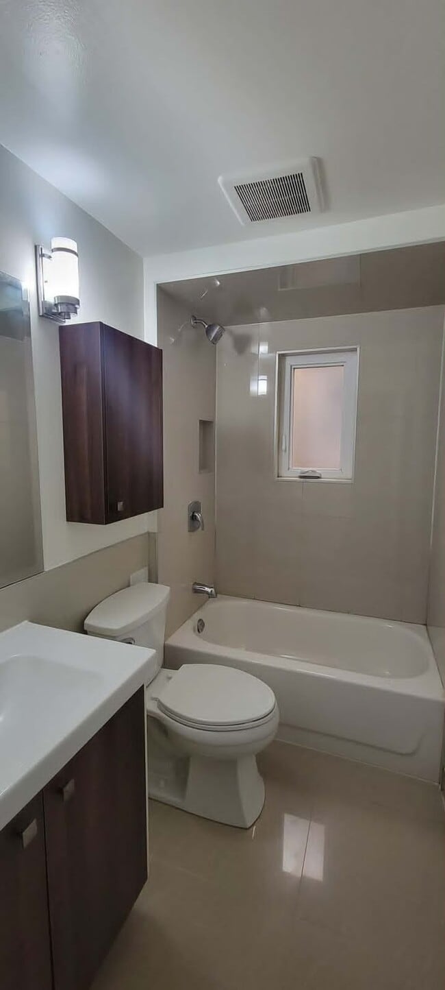 Building Photo - 35 Rushbrooke Av