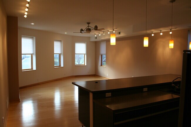 Cocina/Sala de estar - 222 W Pike St