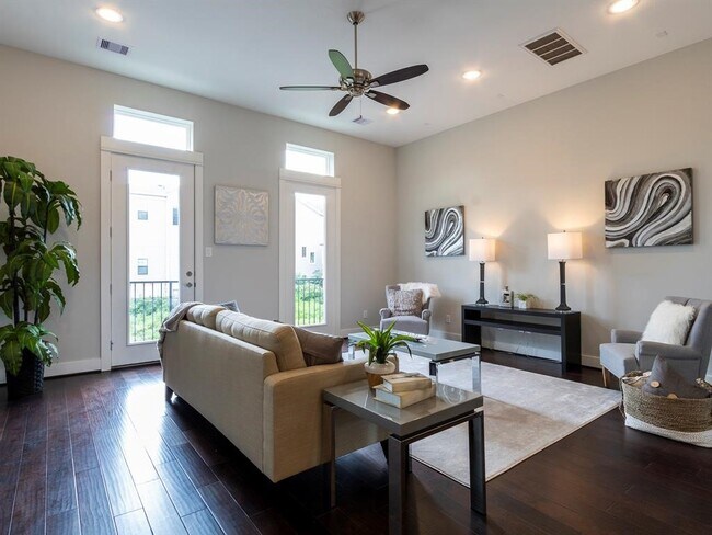 Foto del edificio - 1027 W 24th St