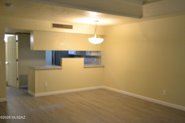 Foto del edificio - 1200 E River Rd