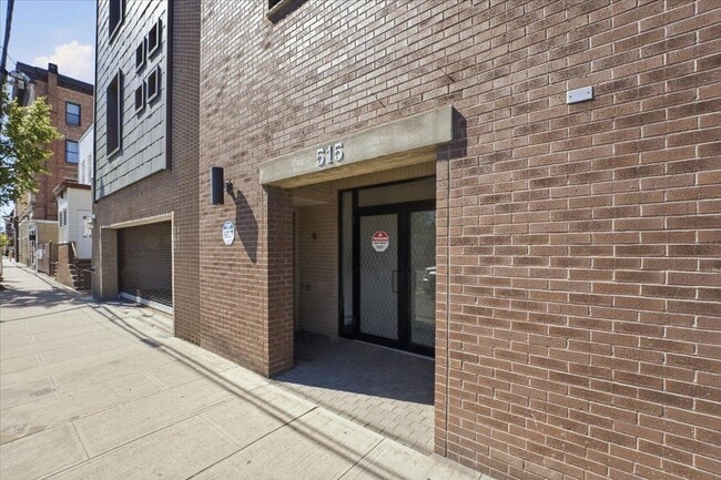 Building Photo - 515 30th St