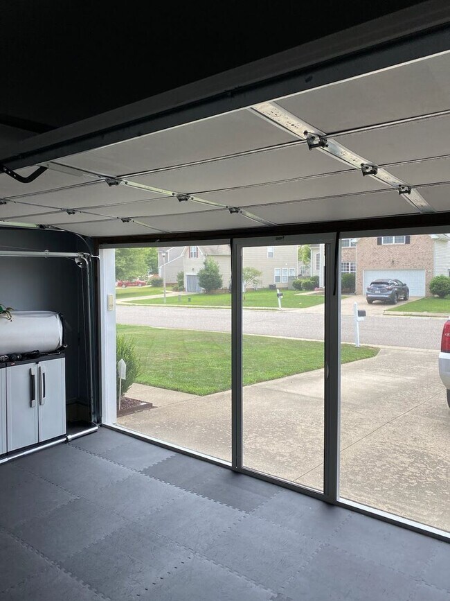 Building Photo - Charming 4-Bedroom 2.5 Bathroom Home locat...