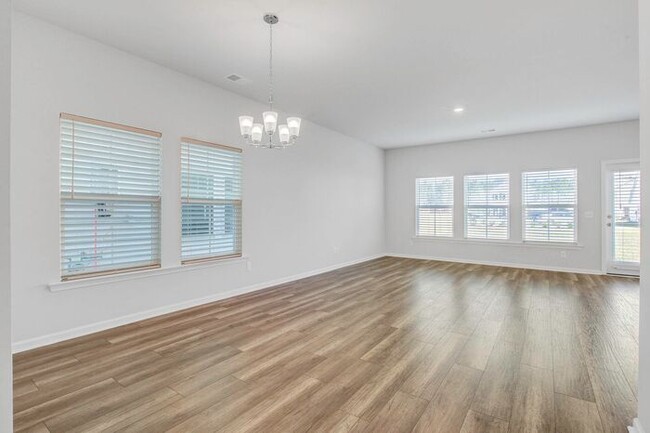 Building Photo - Move In Ready Summers Corner