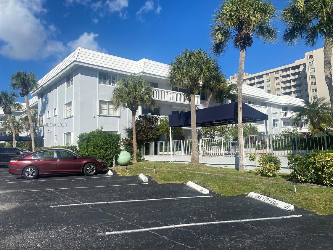 Primary Photo - 100 Edgewater Dr