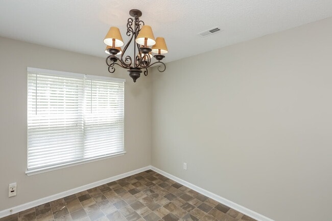 Building Photo - 2112 Highland Park Dr