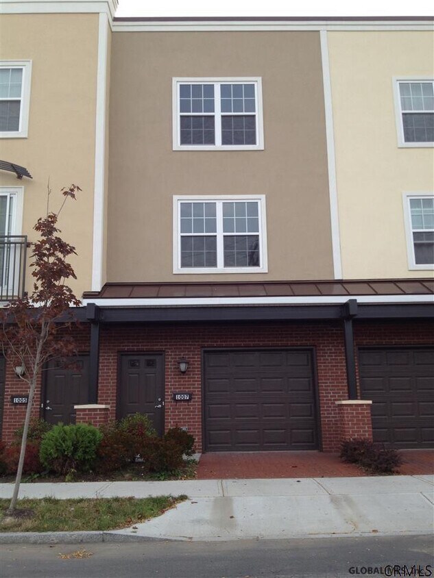 1015 Barrett St, Schenectady, NY 12305 Townhome Rentals in