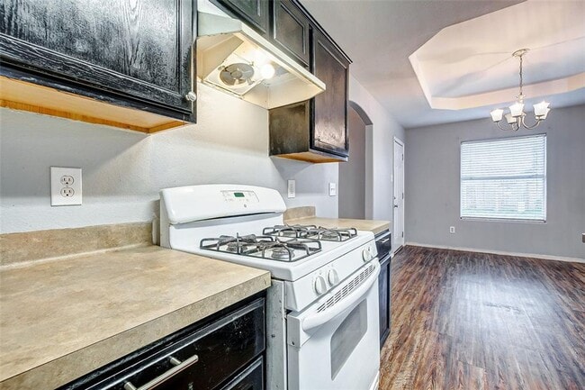 Building Photo - Welcome to this charming one-story home, ready for immediate occupancy!