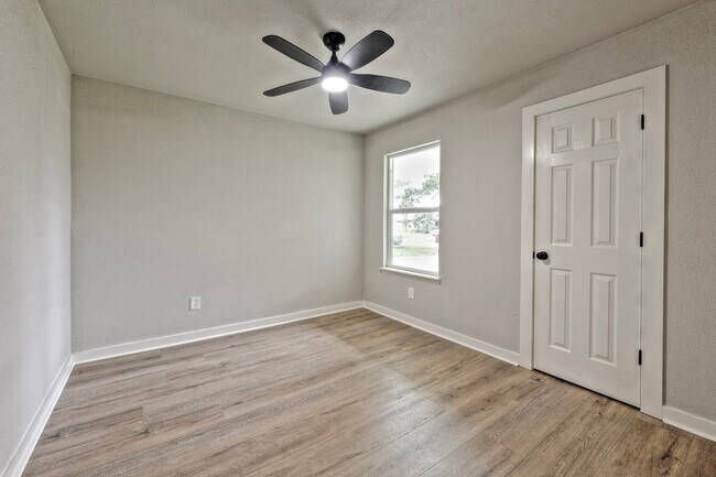 Building Photo - 4926 Adonis Dr