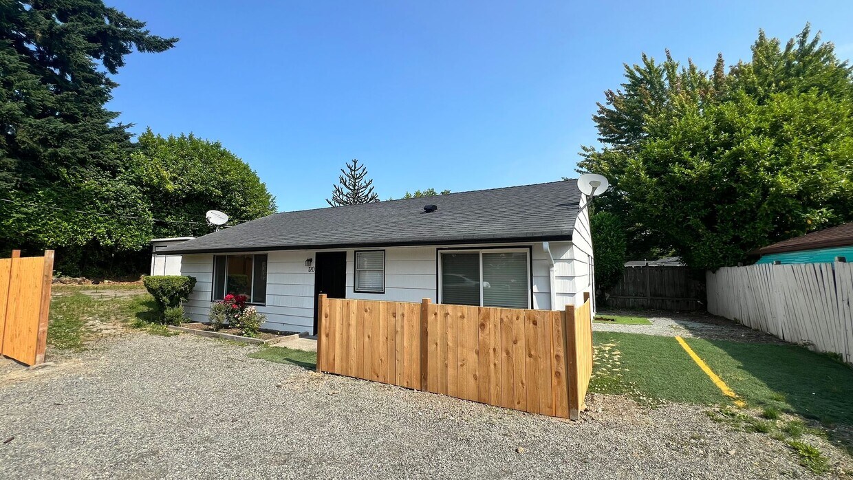 Newly Remodeled and Spacious 3 bedroom 1 b... - Newly Remodeled and Spacious 3 bedroom 1 b...