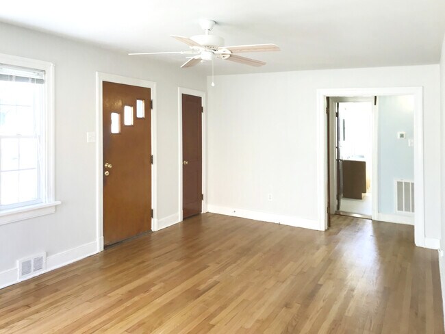 Foto del edificio - Cozy 3 Bedroom, 1 Bathroom Home in Lakeside Available May 1st!