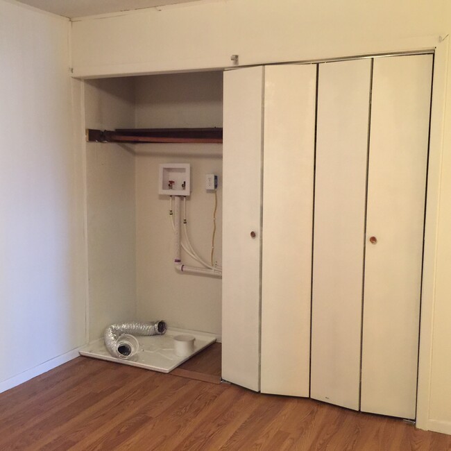 Washer/Dryer Hookup - 1805 King College Rd