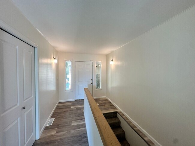 Building Photo - Stunning 3 Bedroom and 3 Bathroom Home, La...