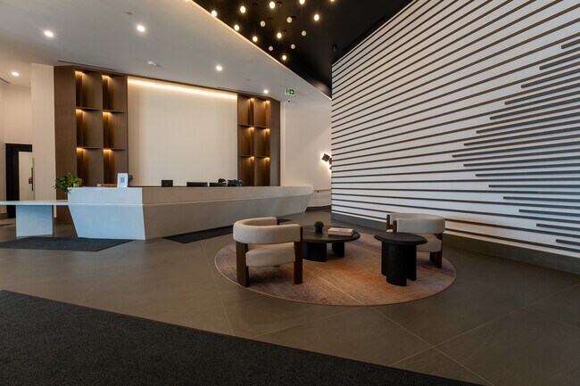 Photo du bâtiment - 1037 The Queensway