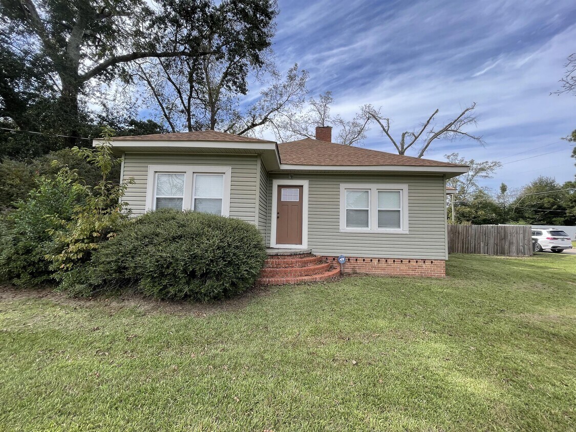 109 N Broadway St, Ashford, AL 36312 House for Rent in Ashford, AL