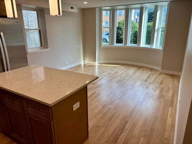 Foto del edificio - 6648 W Devon Ave