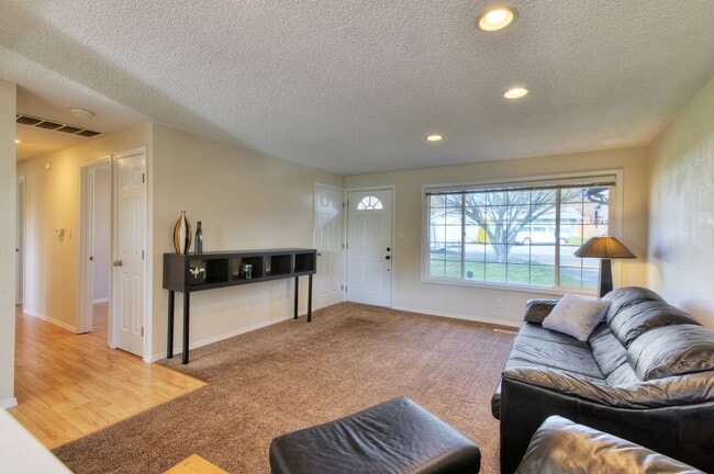 Building Photo - Cheery 3bedroom/1bath Rambler in Federal Way