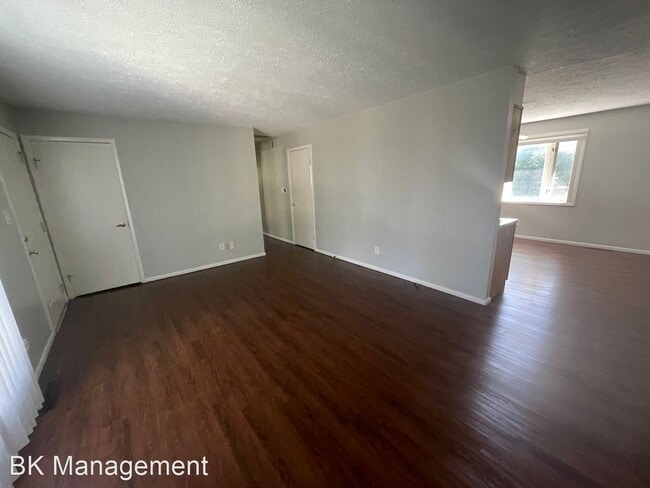 Building Photo - 3 br, 1.5 bath House - 109 Reba Dr