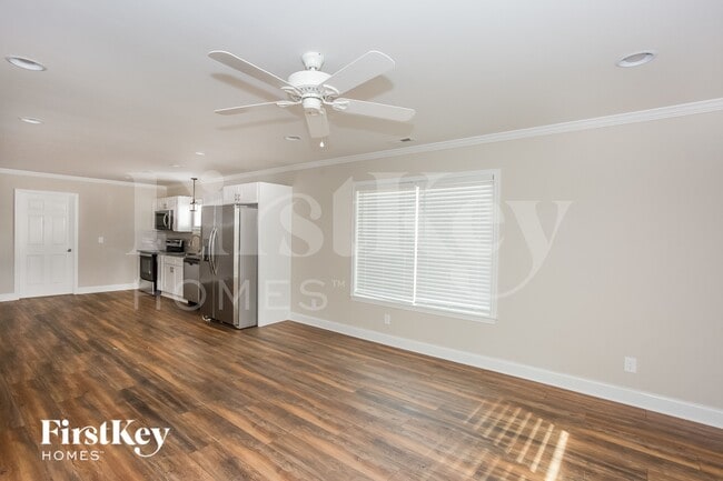 Building Photo - 621 E Mills Dr