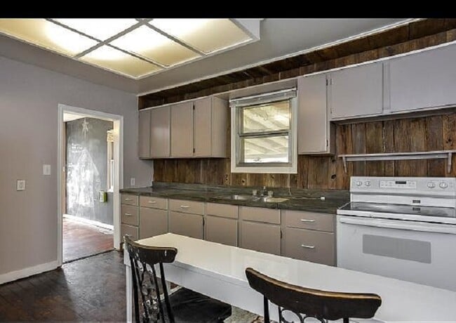 Building Photo - 210 8th St