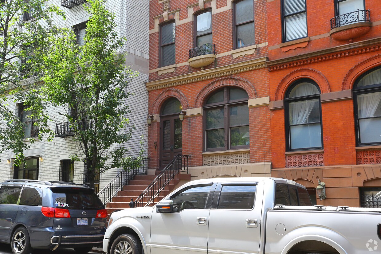 Building Photo - 162 W 81st St