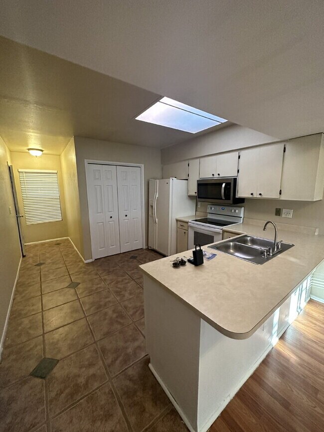 Foto del edificio - Townhome in non-age restricted area of Green Valley