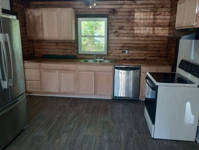 Building Photo - Unbelievable Updated Farmhouse in Lanexa!