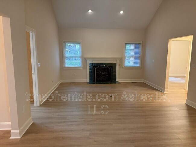 Building Photo - 6 Tiburon Pl