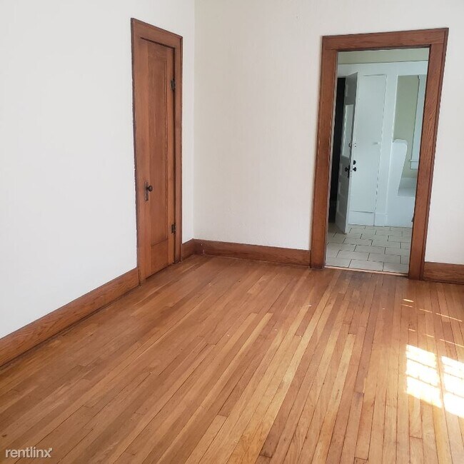 Building Photo - 3 br, 1.5 bath Townhome - 1002 RIVERSIDE