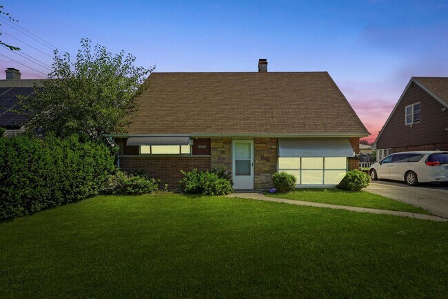 Foto del edificio - 17007 Oakwood Ave