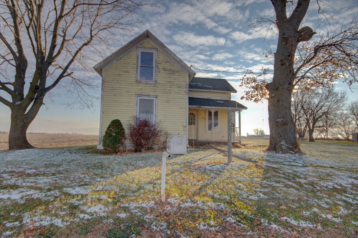 Primary Photo - Country Home