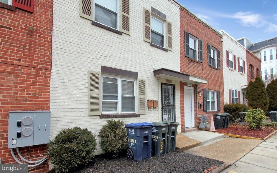 Foto principal - 2538 9th St NW