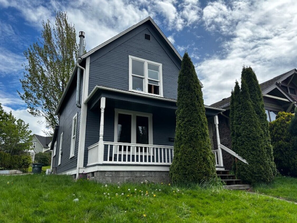 Primary Photo - 3 bedroom 1 bath house - Near downtown and...