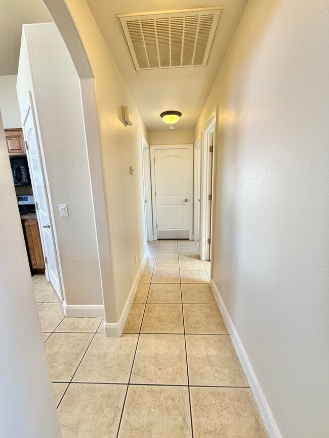 Foto del edificio - Charming 3 Bed 2 Bath + DEN/OFFICE Area!