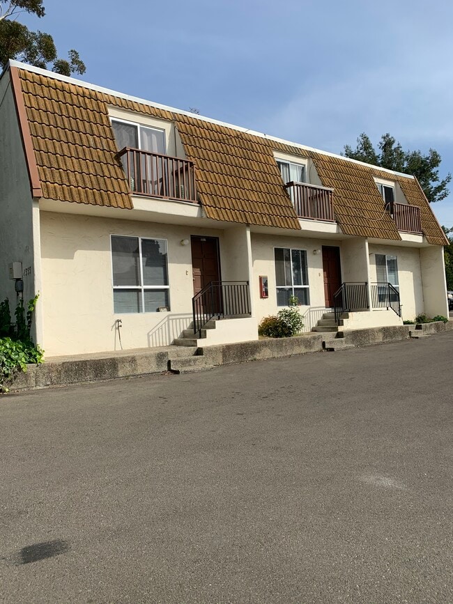 Apartments - 1355 Bond St