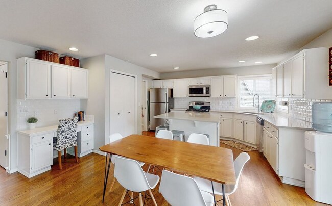 Foto del edificio - This Gorgeous 4 Bedroom Home is Located in...