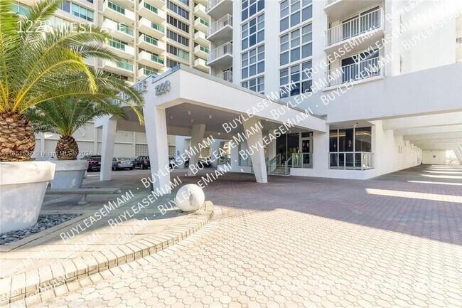 Foto del edificio - 1228 West Ave