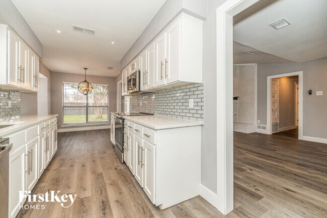 Building Photo - 2626 Fallcreek Dr